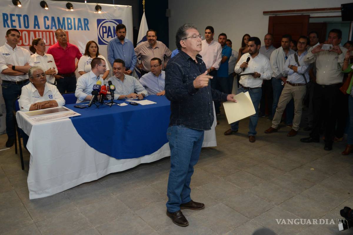 Cuauhtémoc Esquivel irrumpió en evento del PAN por supuestas cuentas de la familia Moreira