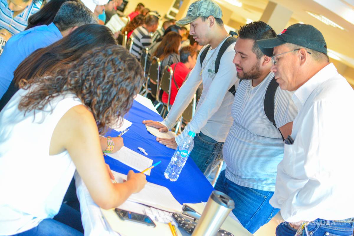 Asisten más de 500 solicitantes a feria del empleo de Compañía Cervecera