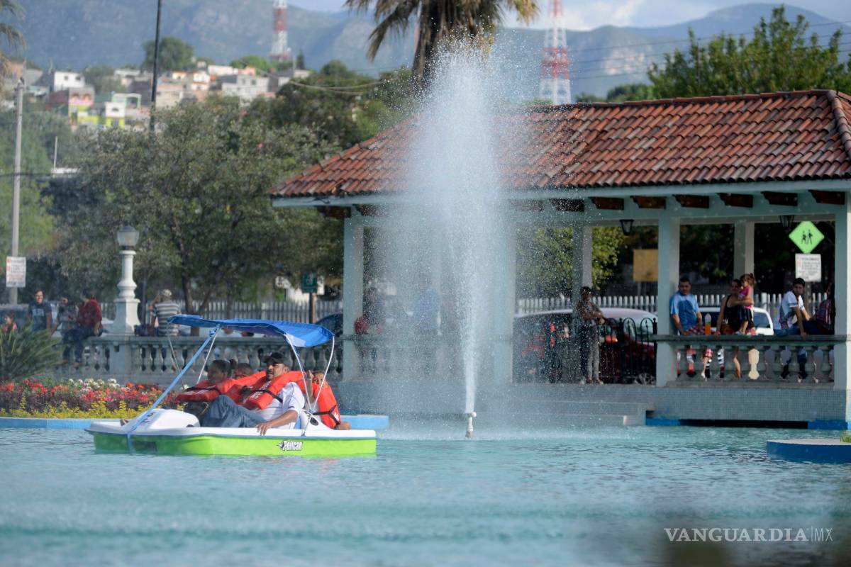 'Inundan' saltillenses lago de la Alameda, para pasear en lancha