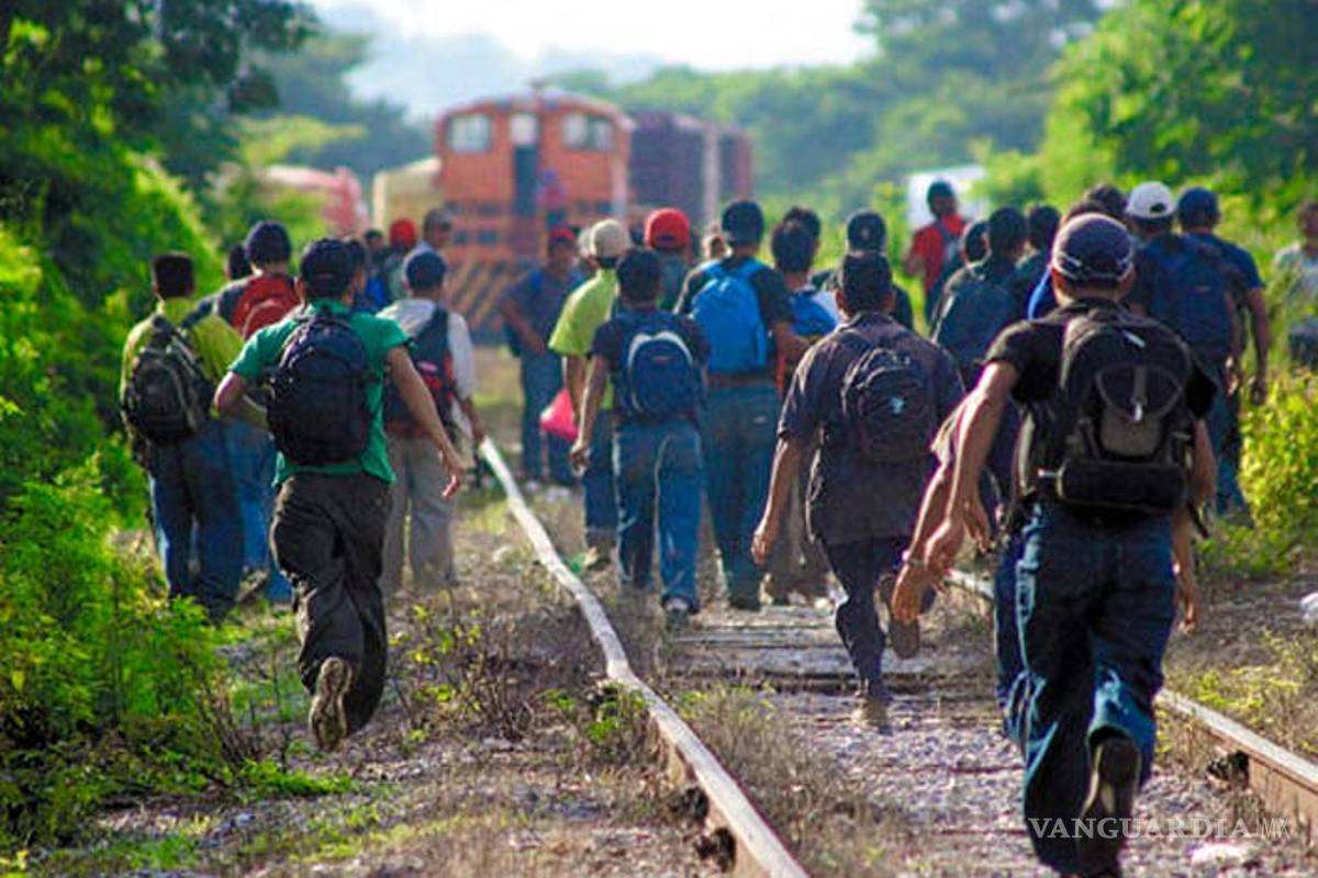 Caravana de 78 migrantes cruza a EU en busca de asilo
