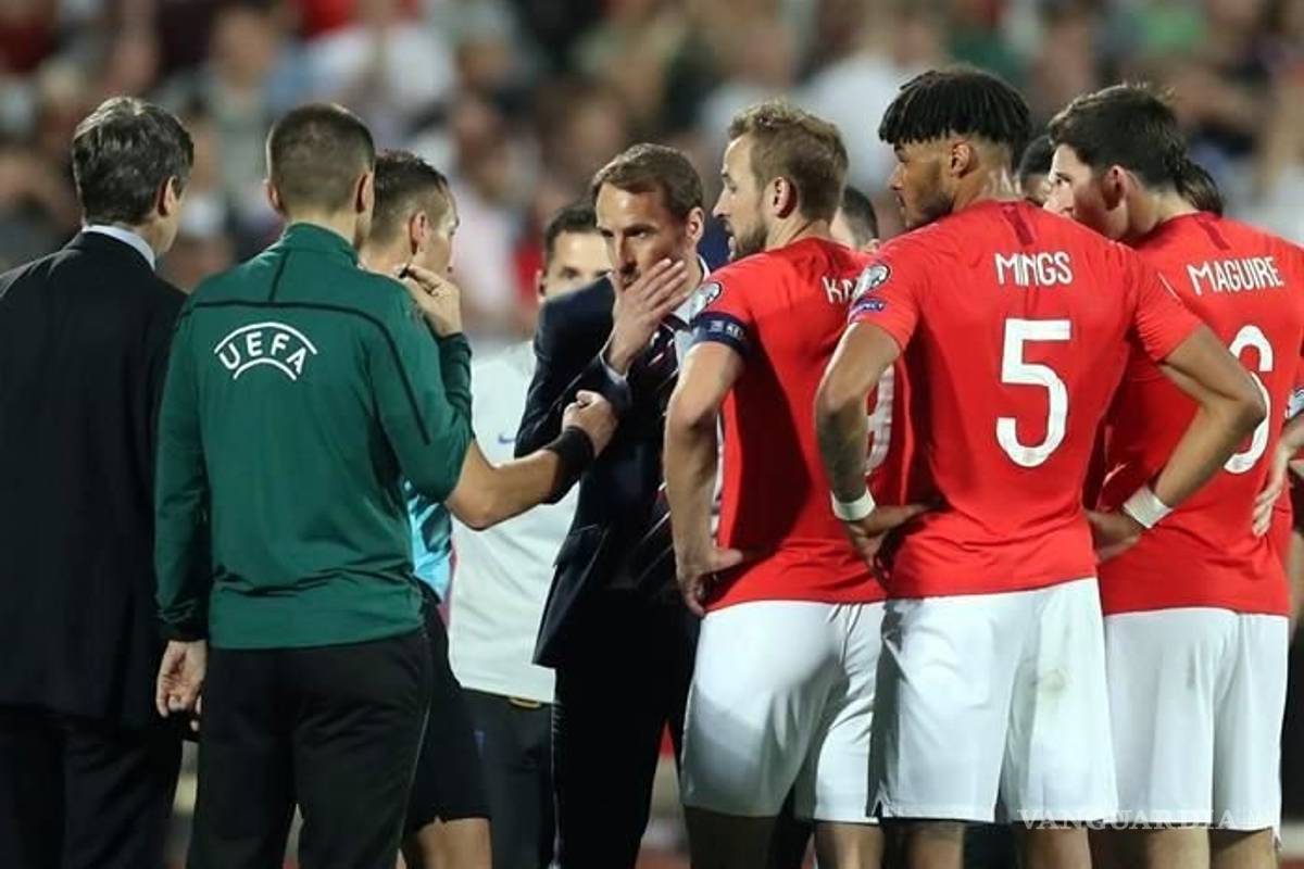 Inglaterra vence a Bulgaria y al racismo en las tribunas