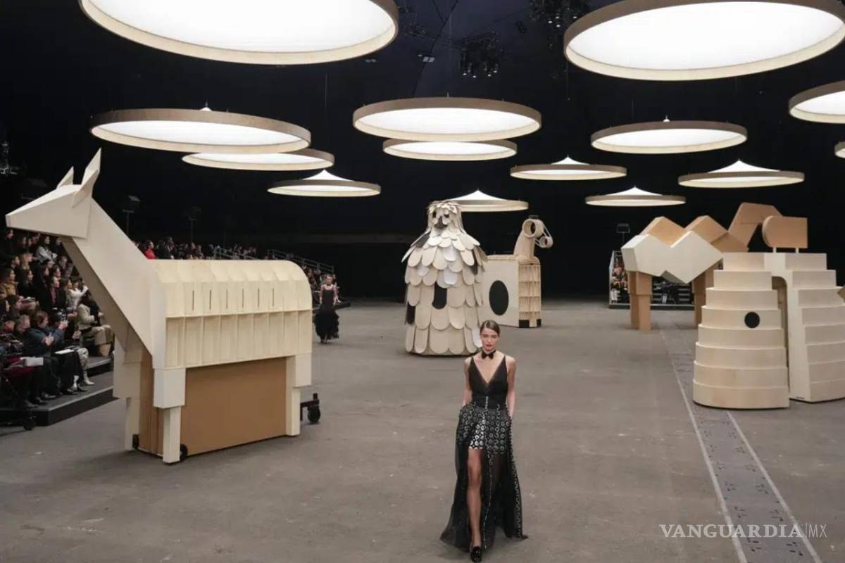 Roban las miradas obras monumentales de arte en la Semana de la Moda de París