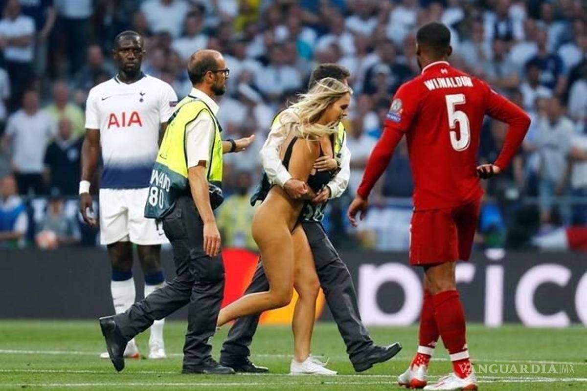VIDEO: Mujer en diminuto bikini se aparece en la Final de la Champions League