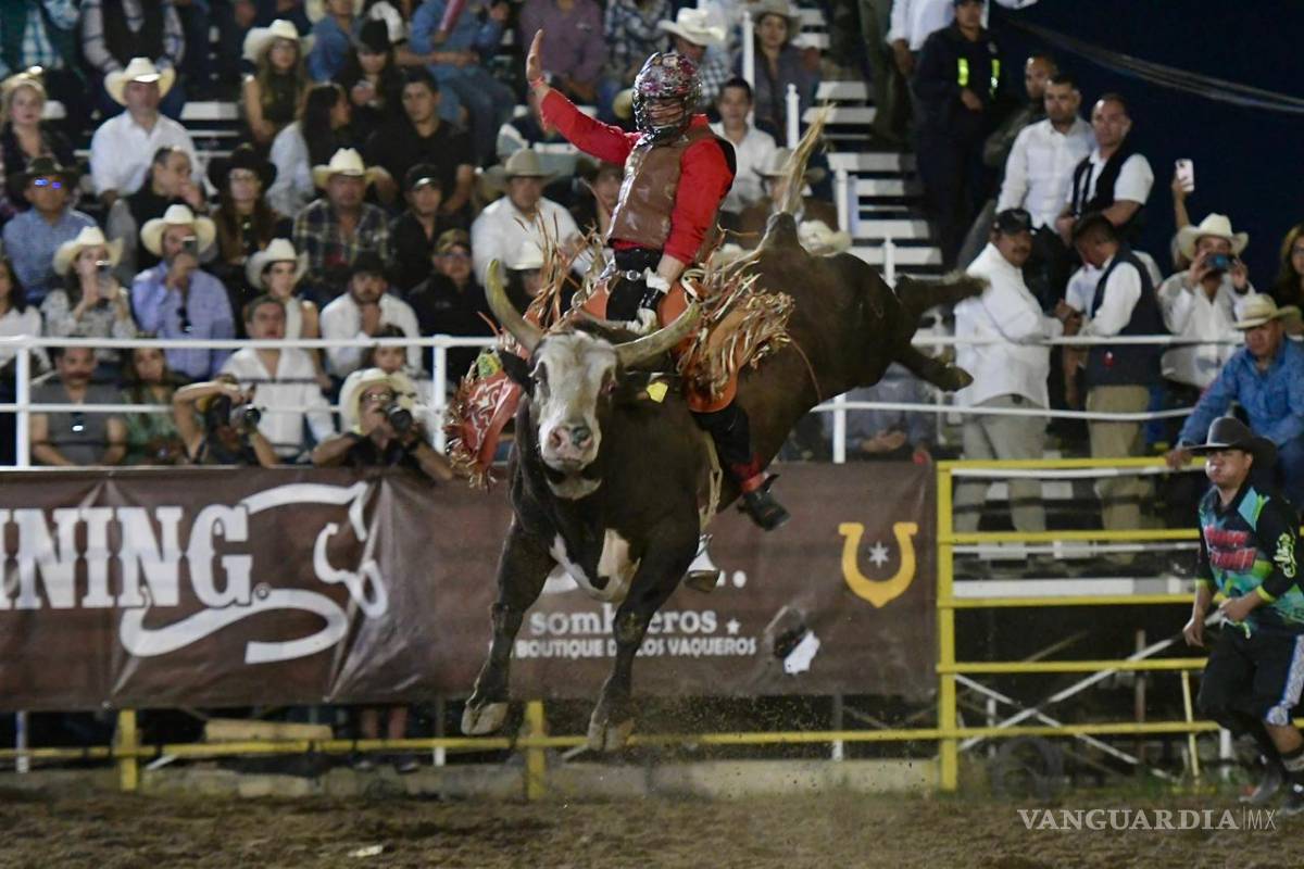 $!El originario de León, Guanajuato, Octavio Torres, dominó a Cat Bird.