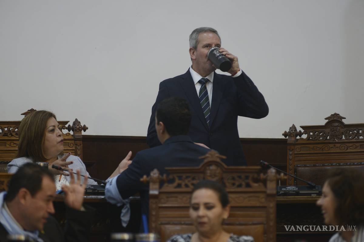 Propone amparo contra cancelación del NAIM