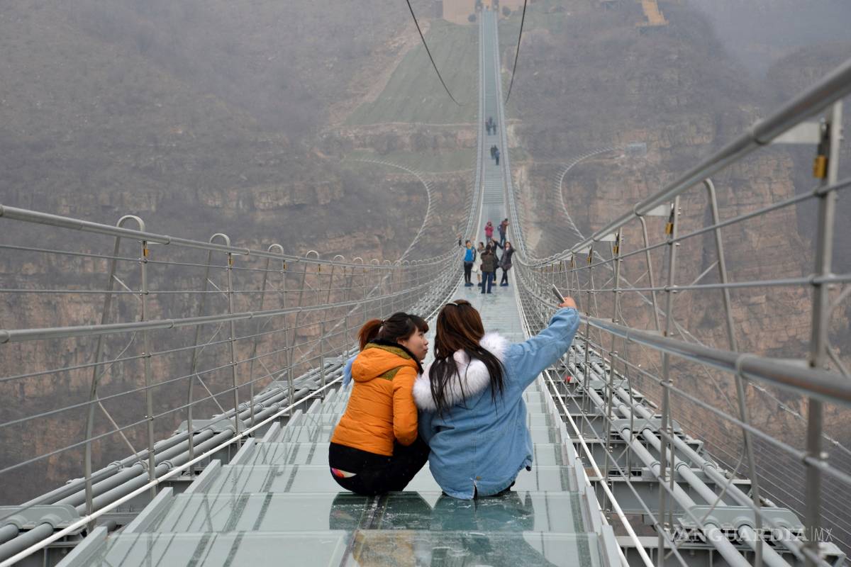 Puente de Cristal, el más largo del mundo, flota sobre Banshan en China