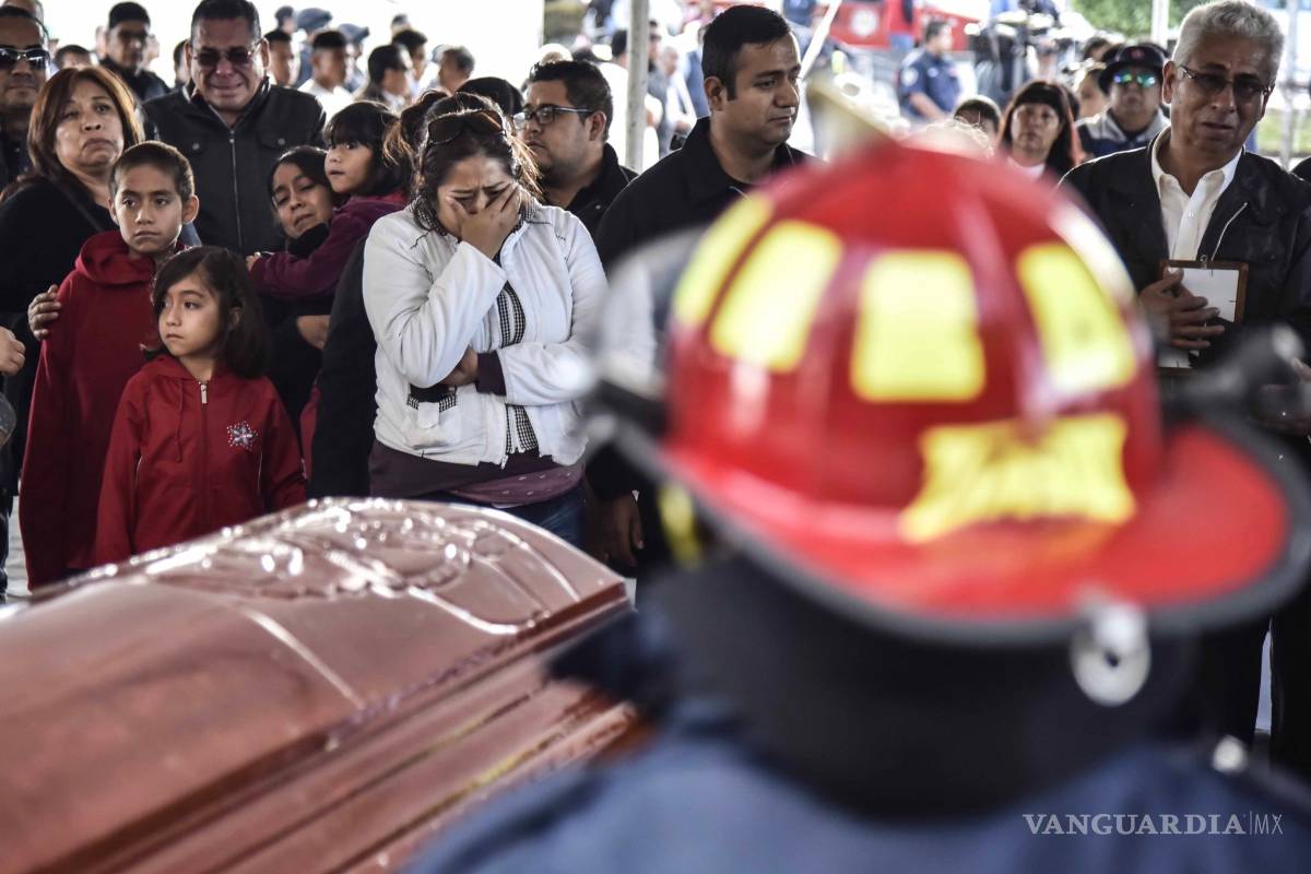 Realizan homenaje a bomberos que murieron en explosión en Tultepec