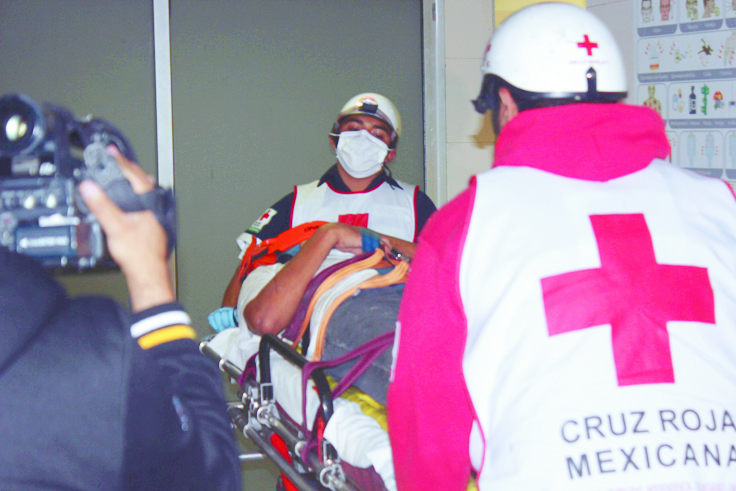 Ebrio se cae del techo, otro choca con poste