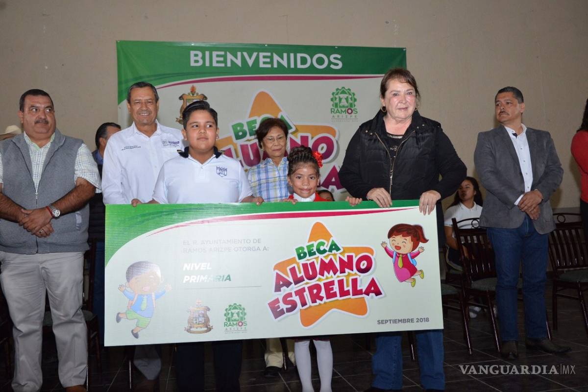 Entrega Tita becas a ‘Alumnos Estrella’ en Ramos Arizpe