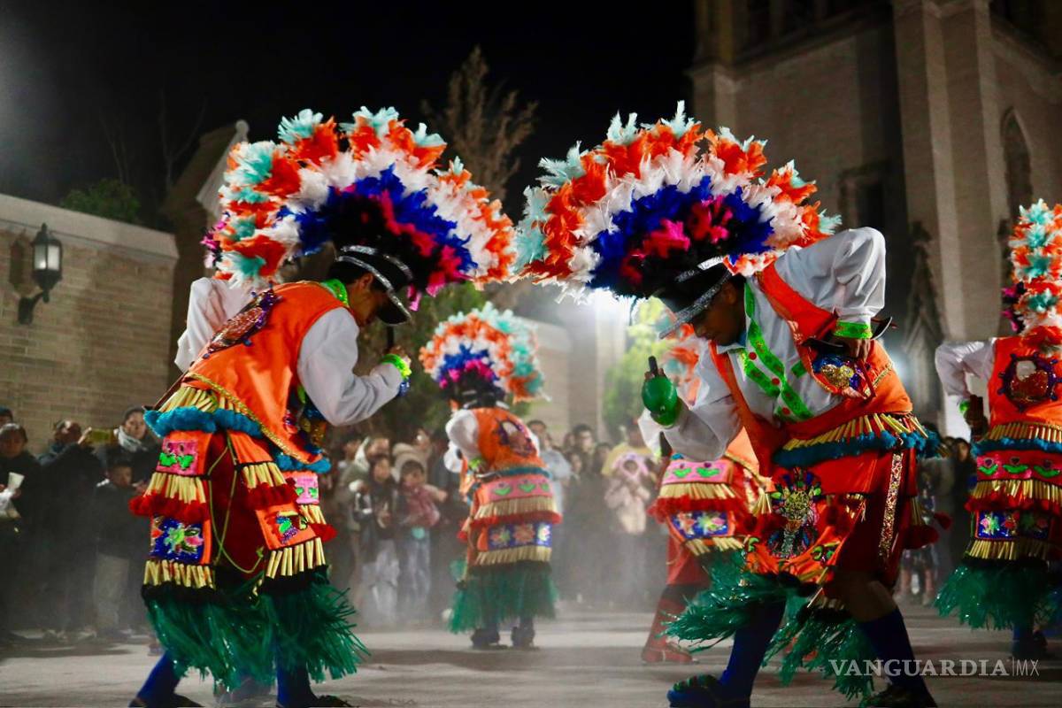 $!Danzantes realizaron sus ofrendas tradicionales frente a la imagen de la Virgen Morena.