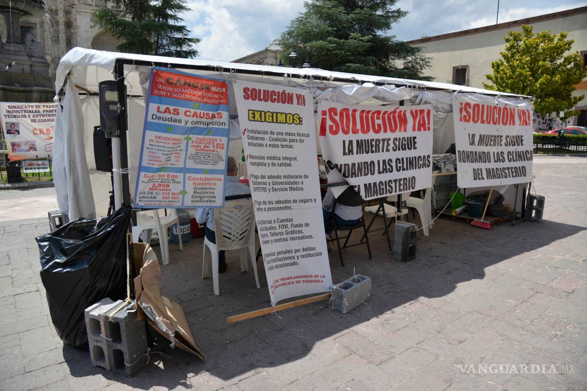 En huelga de hambre profes que mantienen plantón en la Plaza de Armas de Saltillo