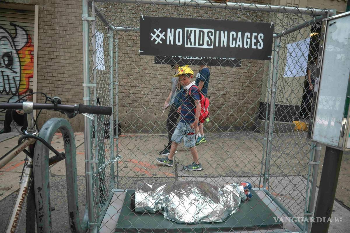 Con éstas jaulas, protestan en Nueva York por detención de niños migrantes