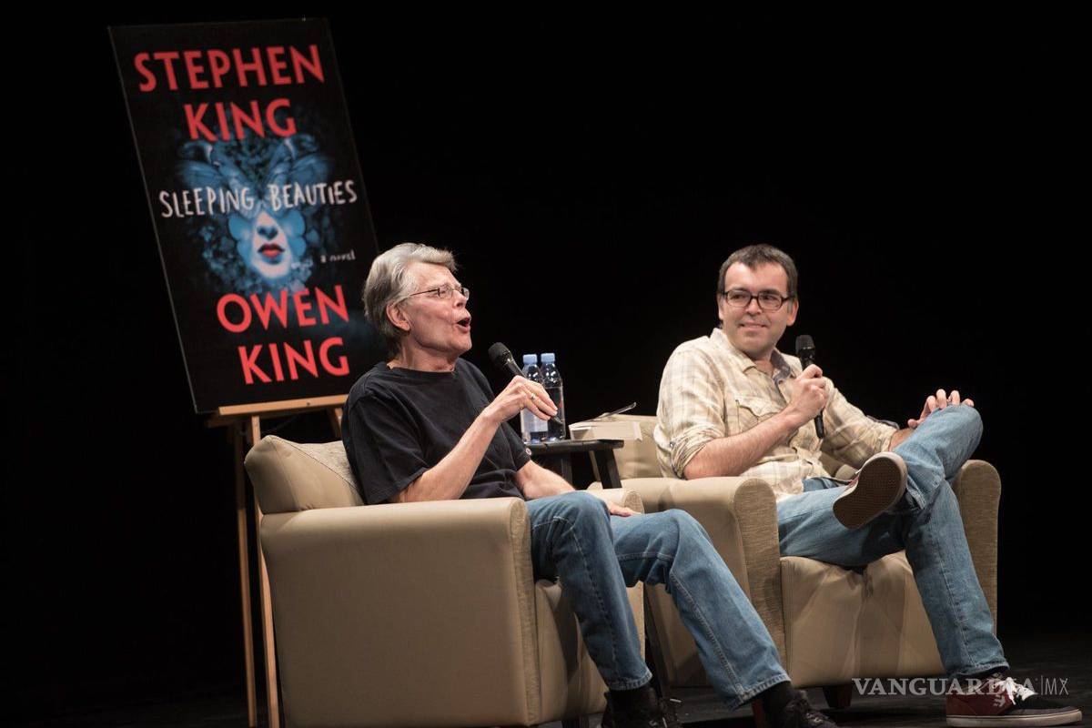Stephen King y su hijo Owen convierten en bellas durmientes a todas las mujeres del mundo