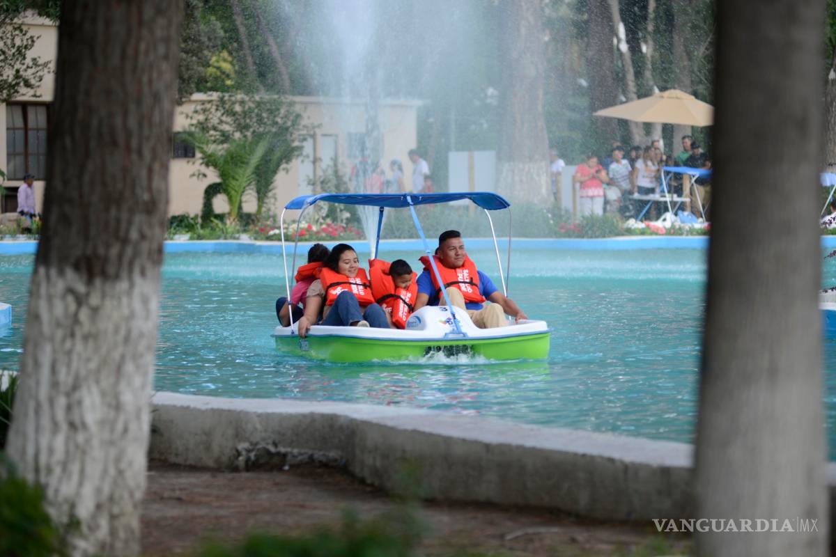$!'Inundan' saltillenses lago de la Alameda, para pasear en lancha