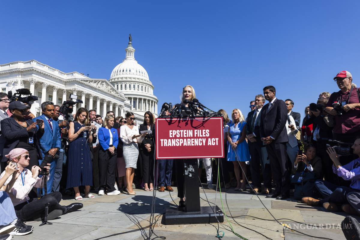 $!Anouska De Georgiou, una superviviente de Epstein y Maxwell, participa en una rueda de prensa junto a otras supervivientes.