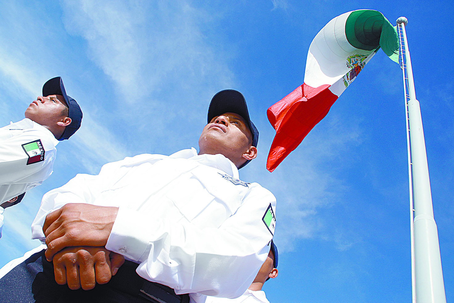 Bomberos, policías, camareras y enfermeras, recibirán el Año Nuevo velando por los saltillenses