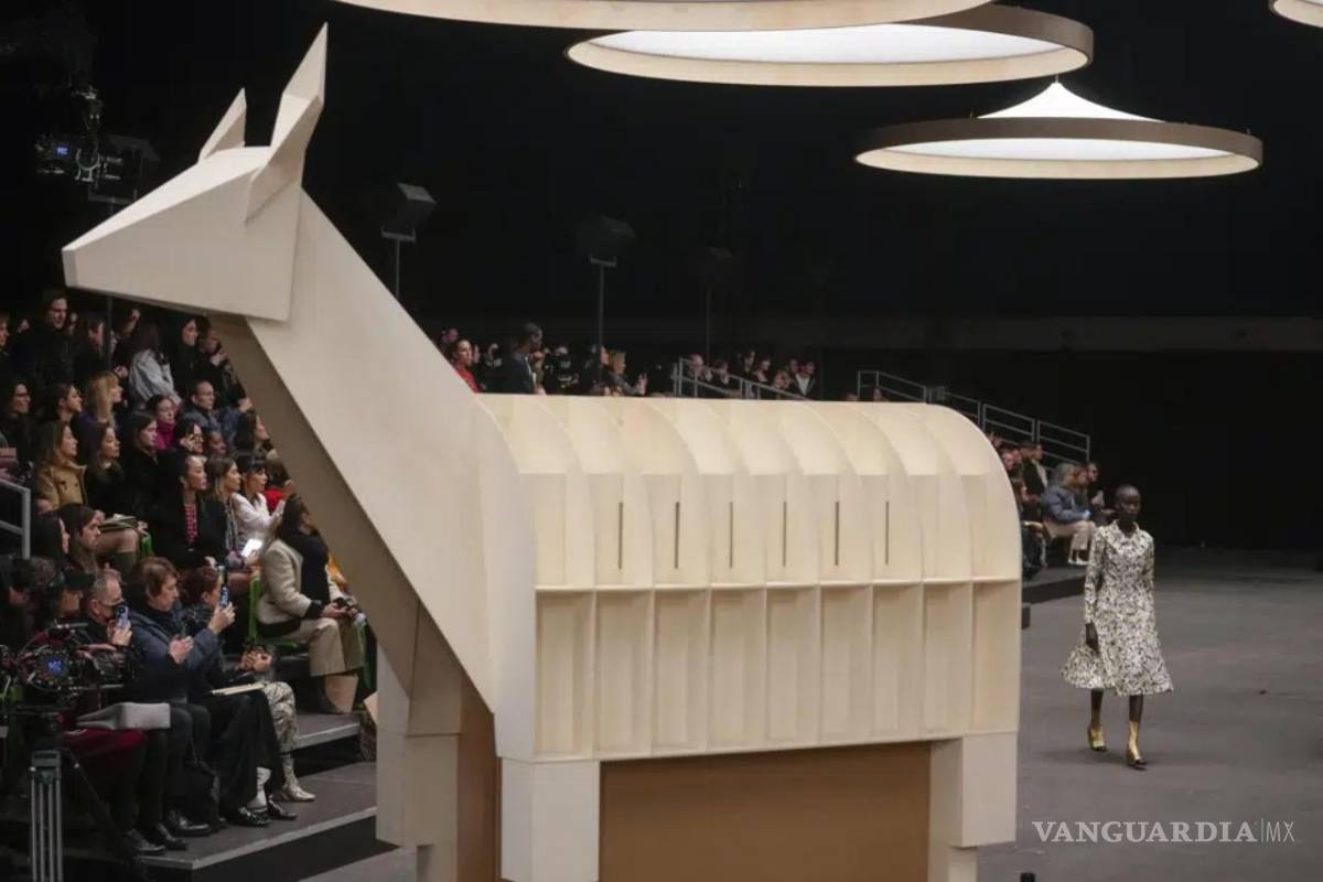 Roban las miradas obras monumentales de arte en la Semana de la Moda de París