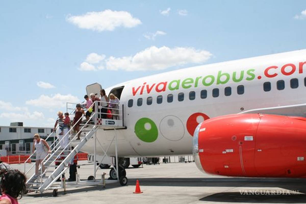 Viva Aerobus pide bajar tarifas aeroportuarias, 'duplican costo de boletos de avión'