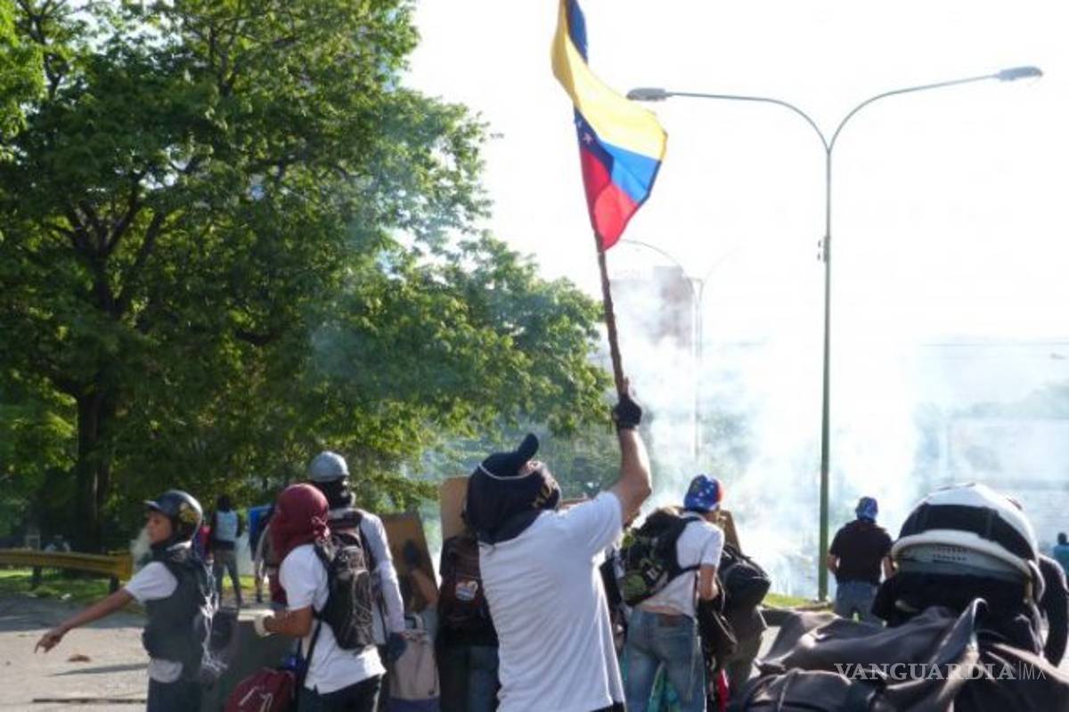 Opositores y policías se enfrentan en una protesta en Caracas