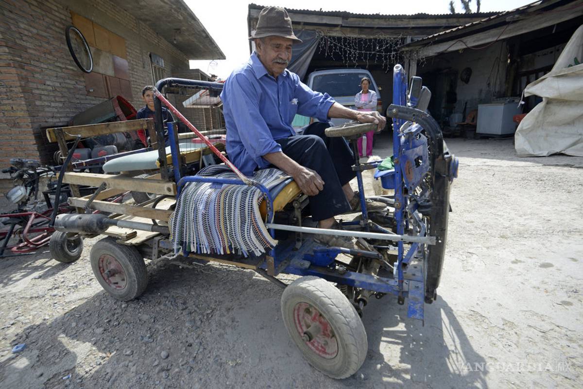 Don Pancho, el saltillense que inventó su propio auto con objetos desechables