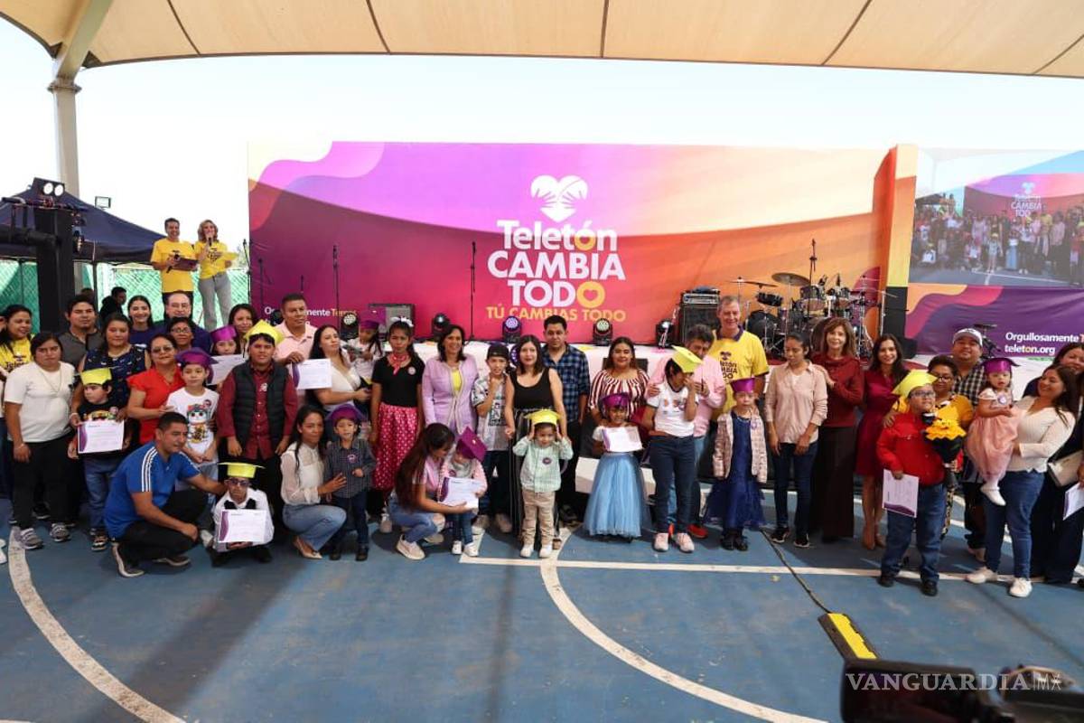 $!La presidenta honoraria Luly López Naranjo destacó los programas de salud, educación y actividades culturales en colonias y barrios de Saltillo.