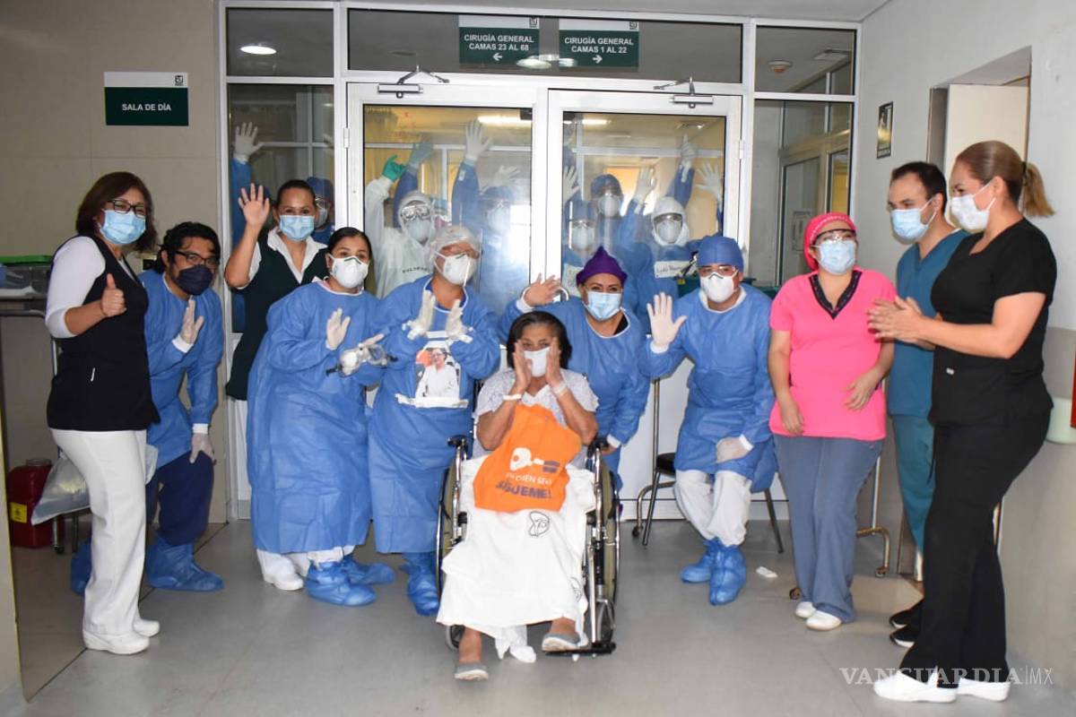 Mujer de 84 años vence al coronavirus, celebran en clínica de Nuevo León su salida