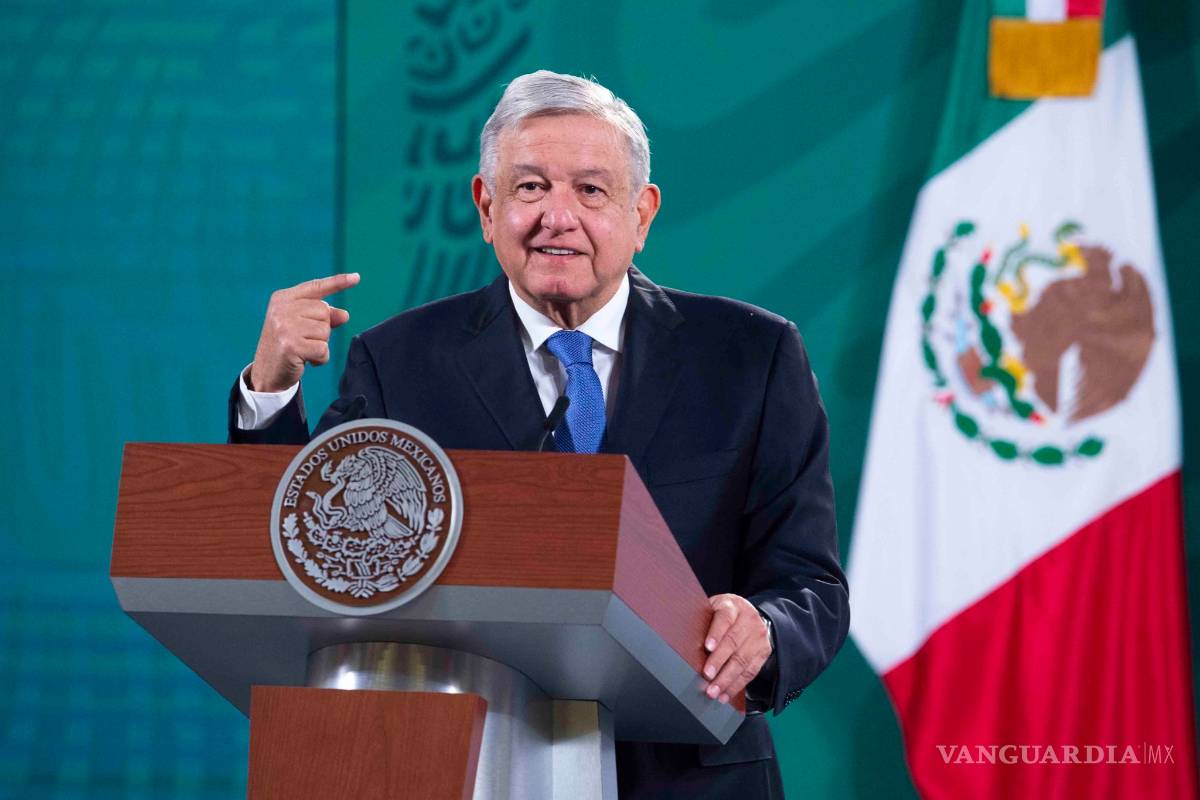 AMLO se lanza contra expresidentes tras críticas a la CFE por apagón