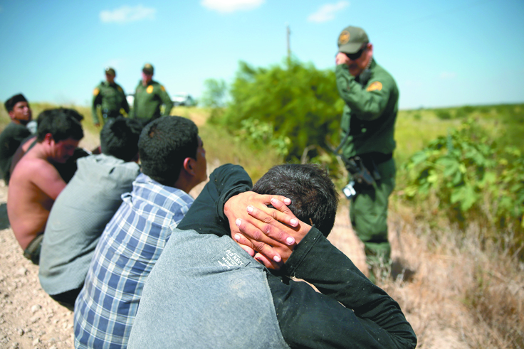 Gobernador Greg Abbott noquea a ciudades santuarios