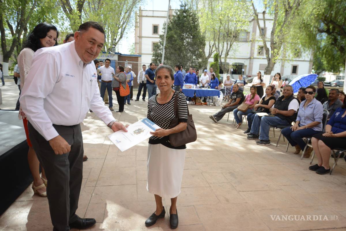 Entrega Alcalde de Saltillo 57 títulos de propiedad