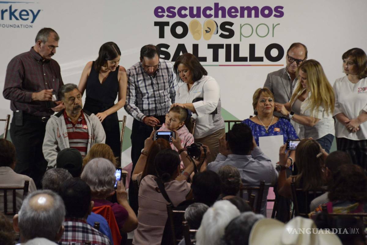 Entrega Manolo Jiménez aparatos auditivos