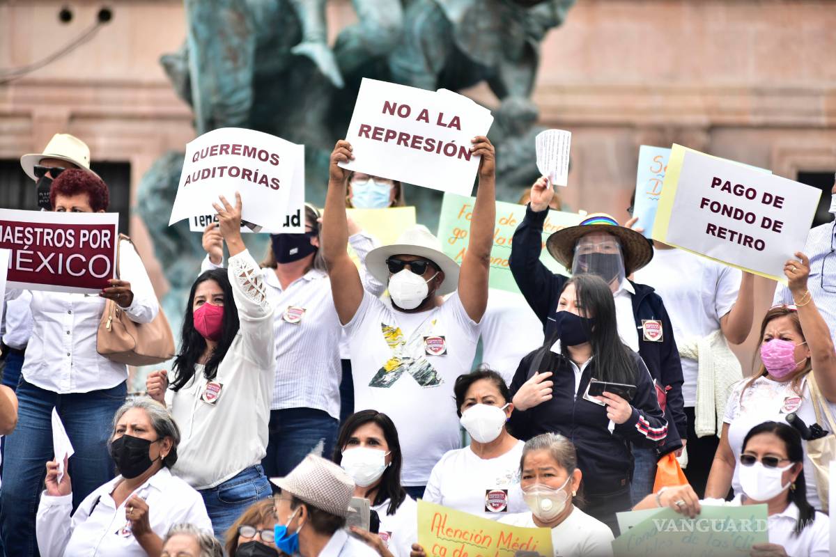 Profes en plantón festejarán el Día del Maestro con protesta en Saltillo