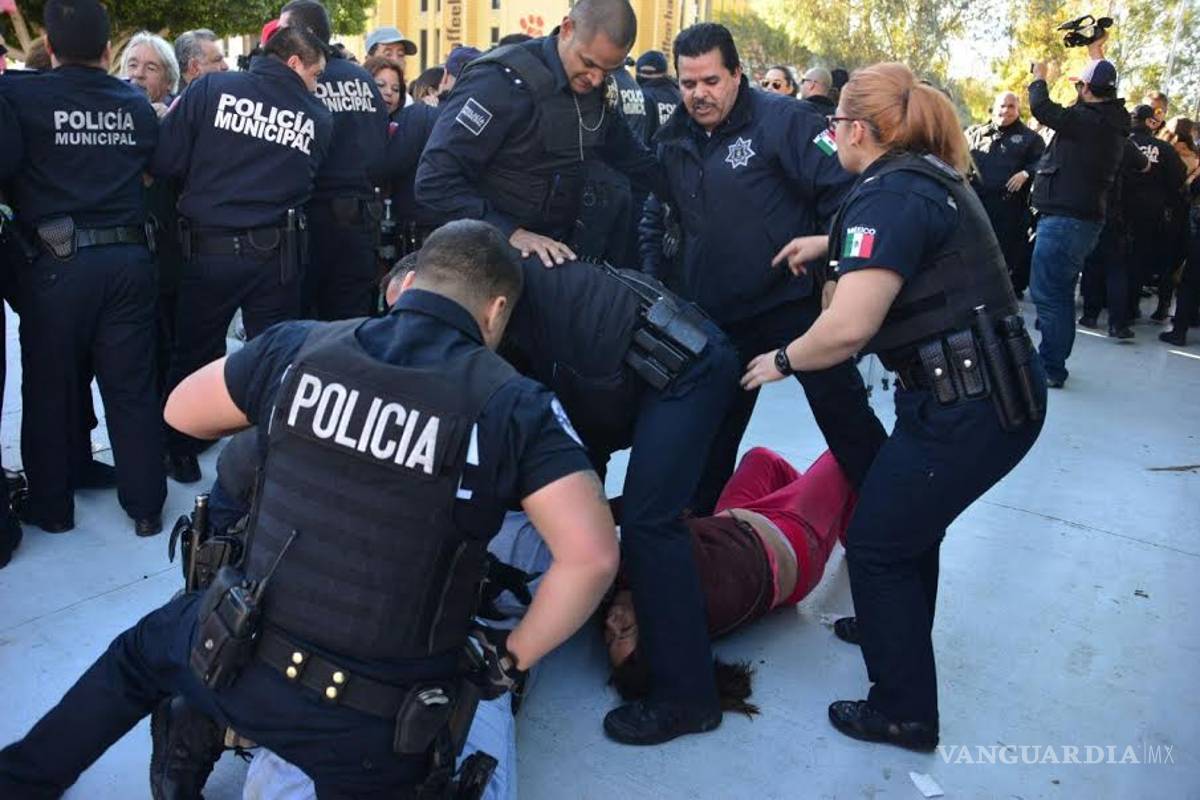 Choque entre policías y manifestantes en Mexicali