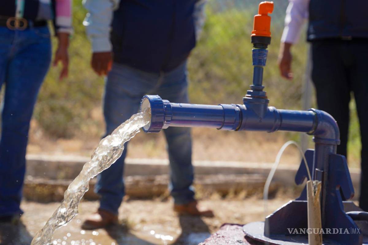 Abaten rezago histórico de agua en Santo Domingo; instalan paneles solares para extracción