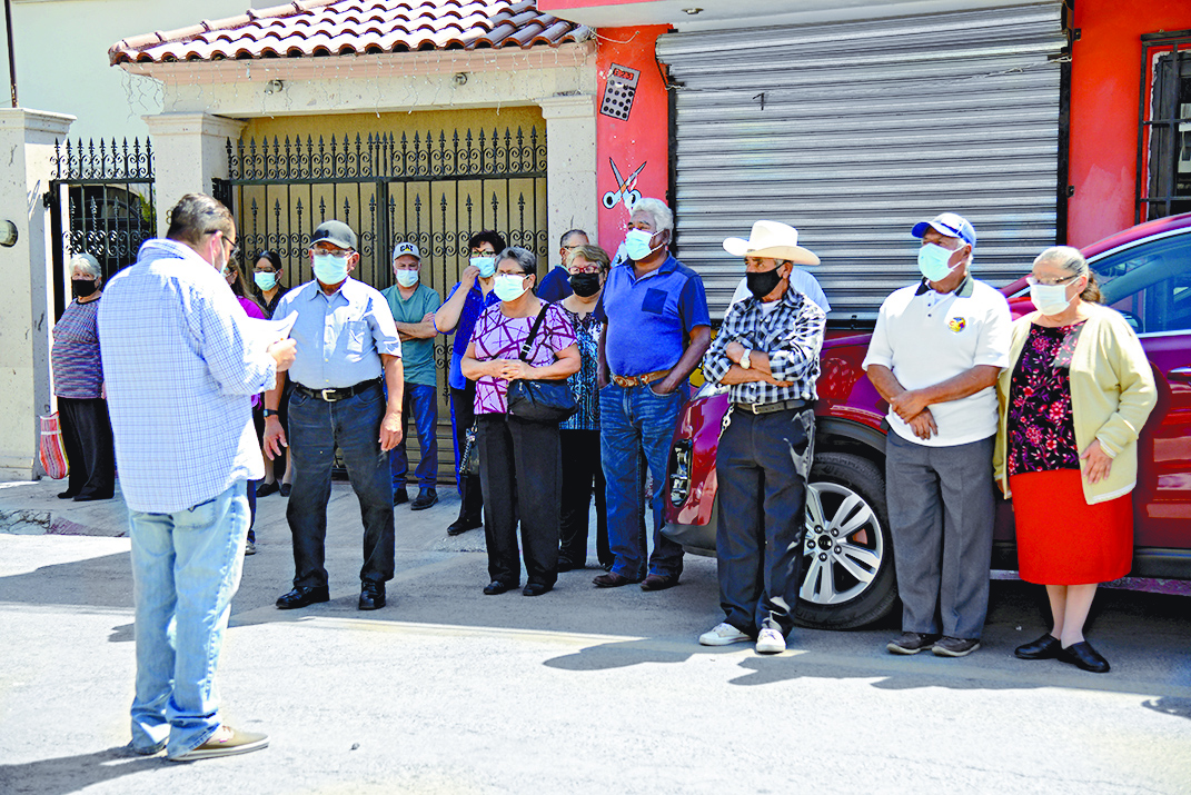 Larga espera por llegar una hora antes a la vacunación antiCOVID en Ramos Arizpe