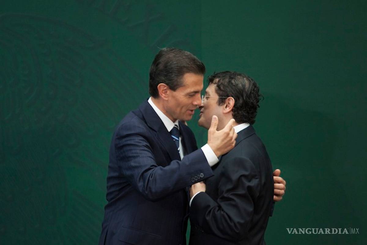 Gobierno de Peña Nieto da a Virgilio Andrade la tarea de repartir tarjetas con dinero para los damnificados del sismo