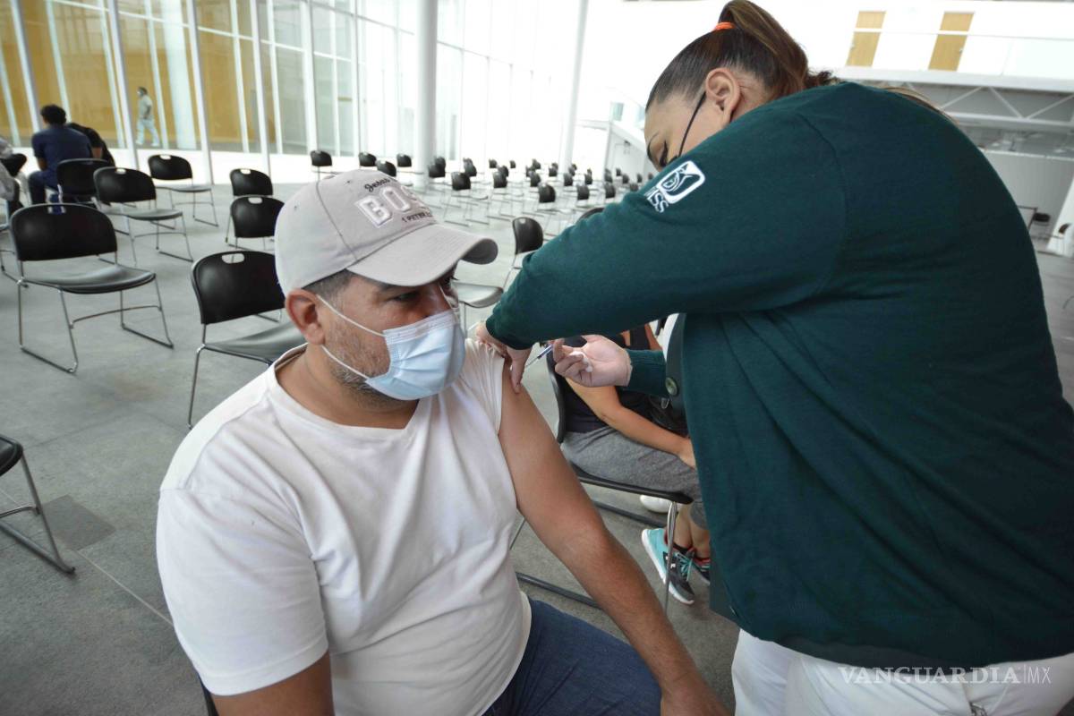 Tienen reacción a vacuna antiCOVID 332 personas en Coahuila; nueve casos graves