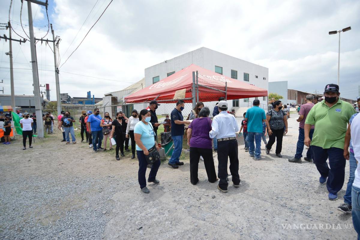 Responden a convocatoria de vacunación: aumentan filas en la UAdeC