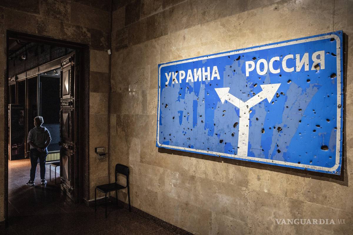 $!Un cartel acribillado a balazos que dice “Ucrania” y “Rusia”, rescatado de un cruce fronterizo, cuelga en una pared del Museo de la Guerra en Kiev.