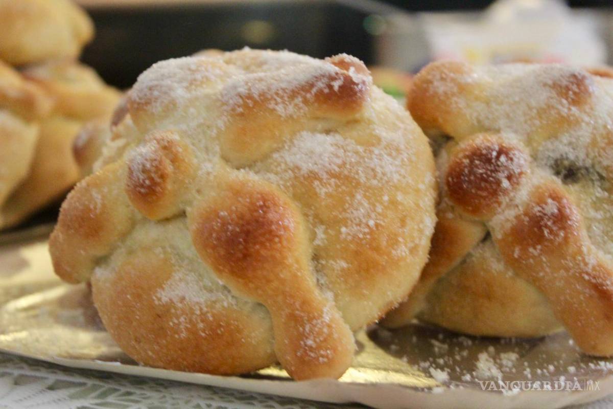 $!Con harina, tradición y convivencia, las familias torreonenses celebran el Día de Muertos en los Centros Comunitarios.
