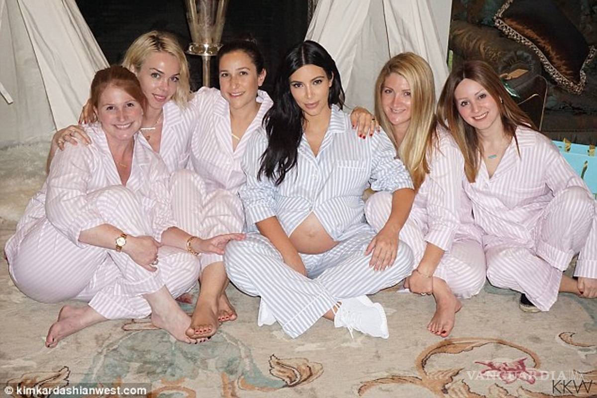 Kim Kardashian celebra su baby shower en pijama
