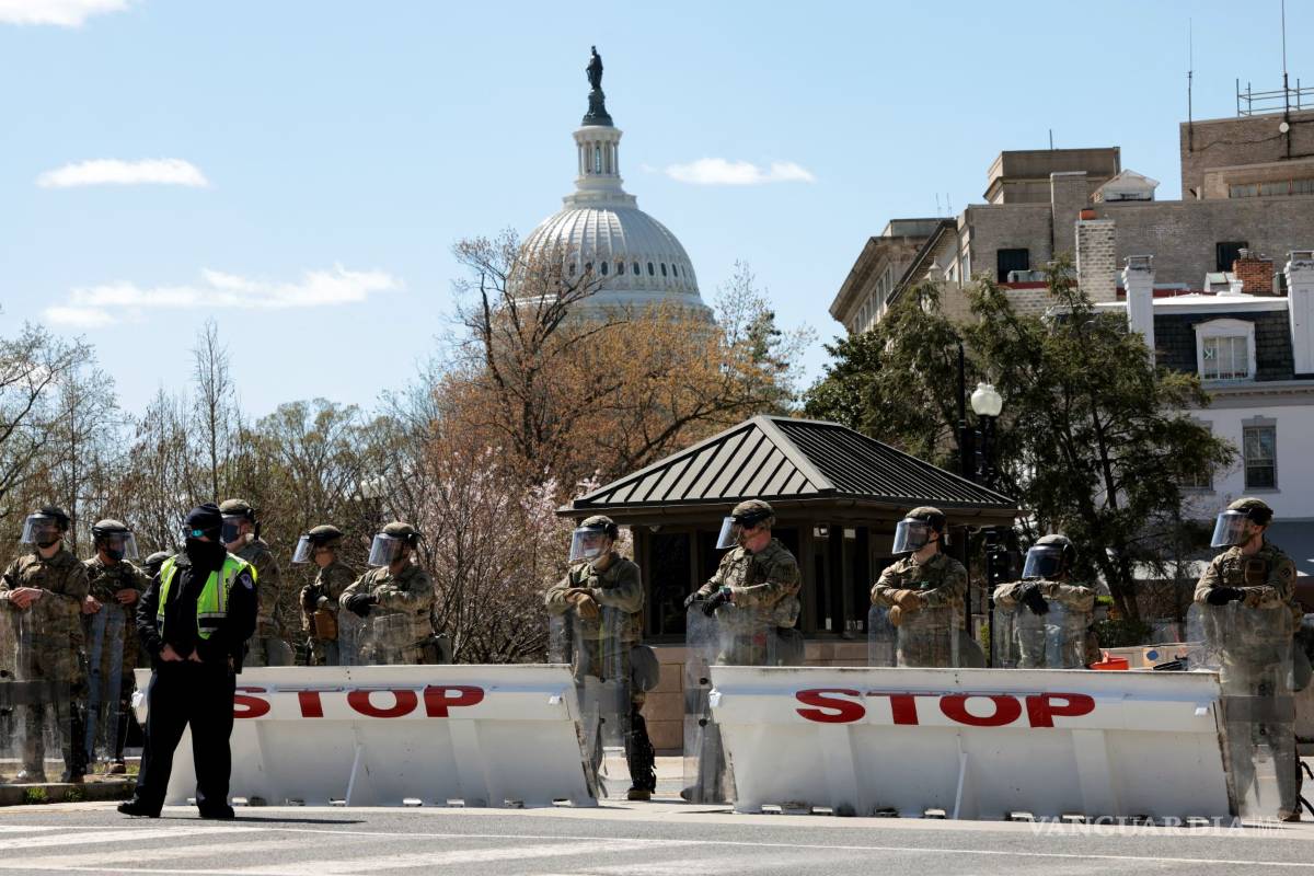 Muere uno de los policías embestidos por vehículo que chocó contra puesto de control del Capitolio