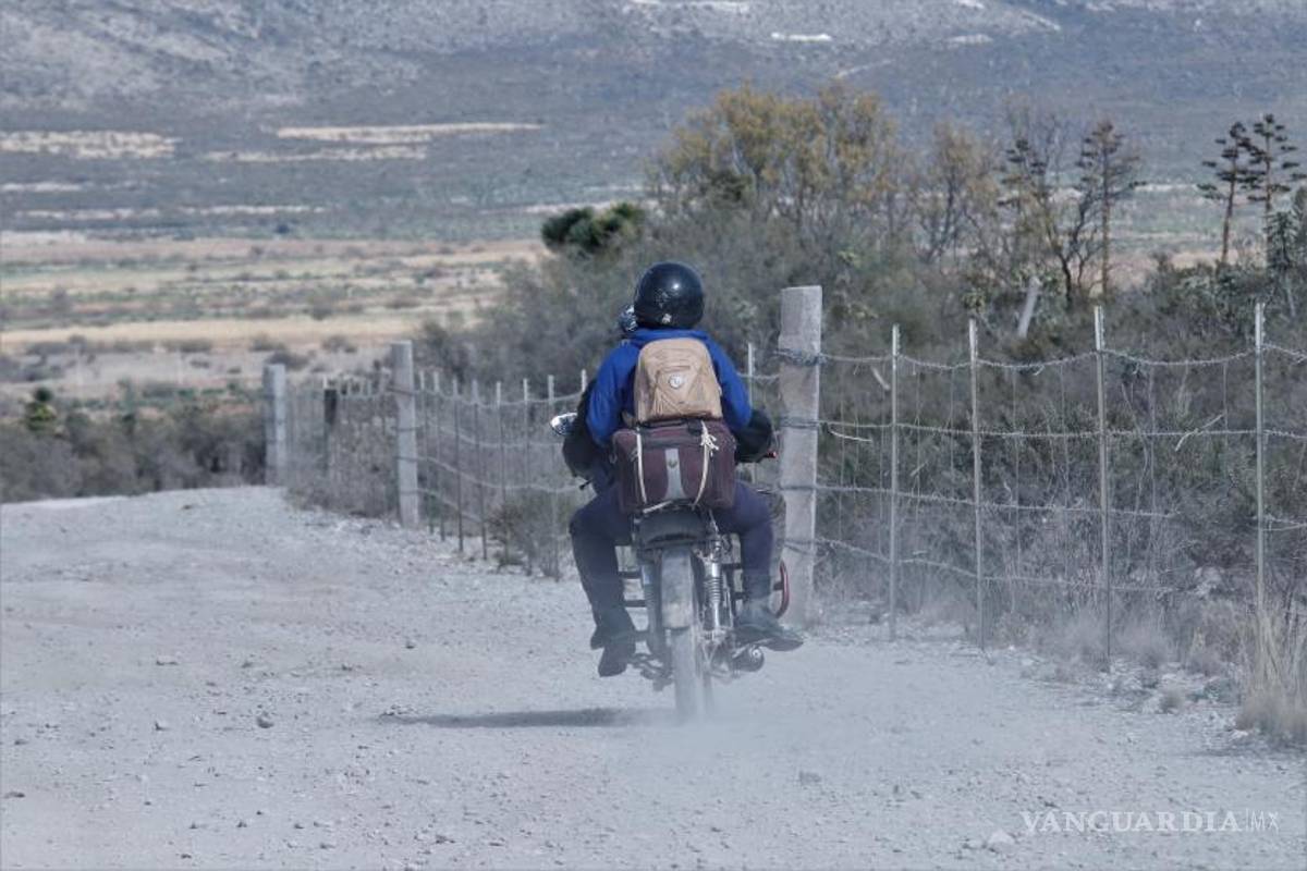 $!Situación afecta a cerca de un centenar de estudiantes; sin chofer de transporte escolar, ni camino en ejido