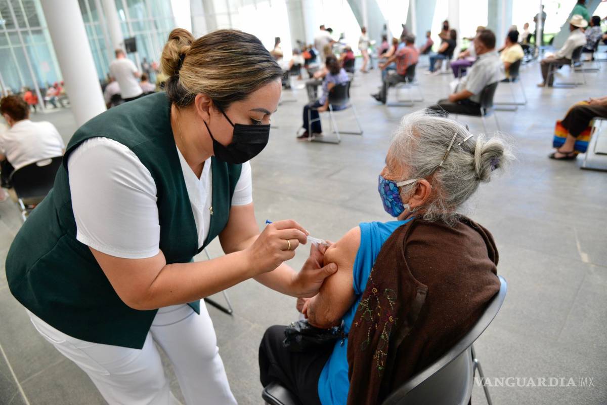 Con vacunación, se reducen contagios de adultos mayores en Coahuila