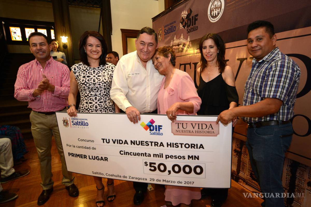 Premian en Saltillo a escritores ganadores del certamen 'Tu vida, nuestra historia'