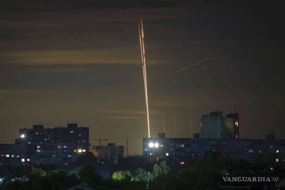 Intercambian ataques Ucrania y Rusia; mueren al menos 8 civiles