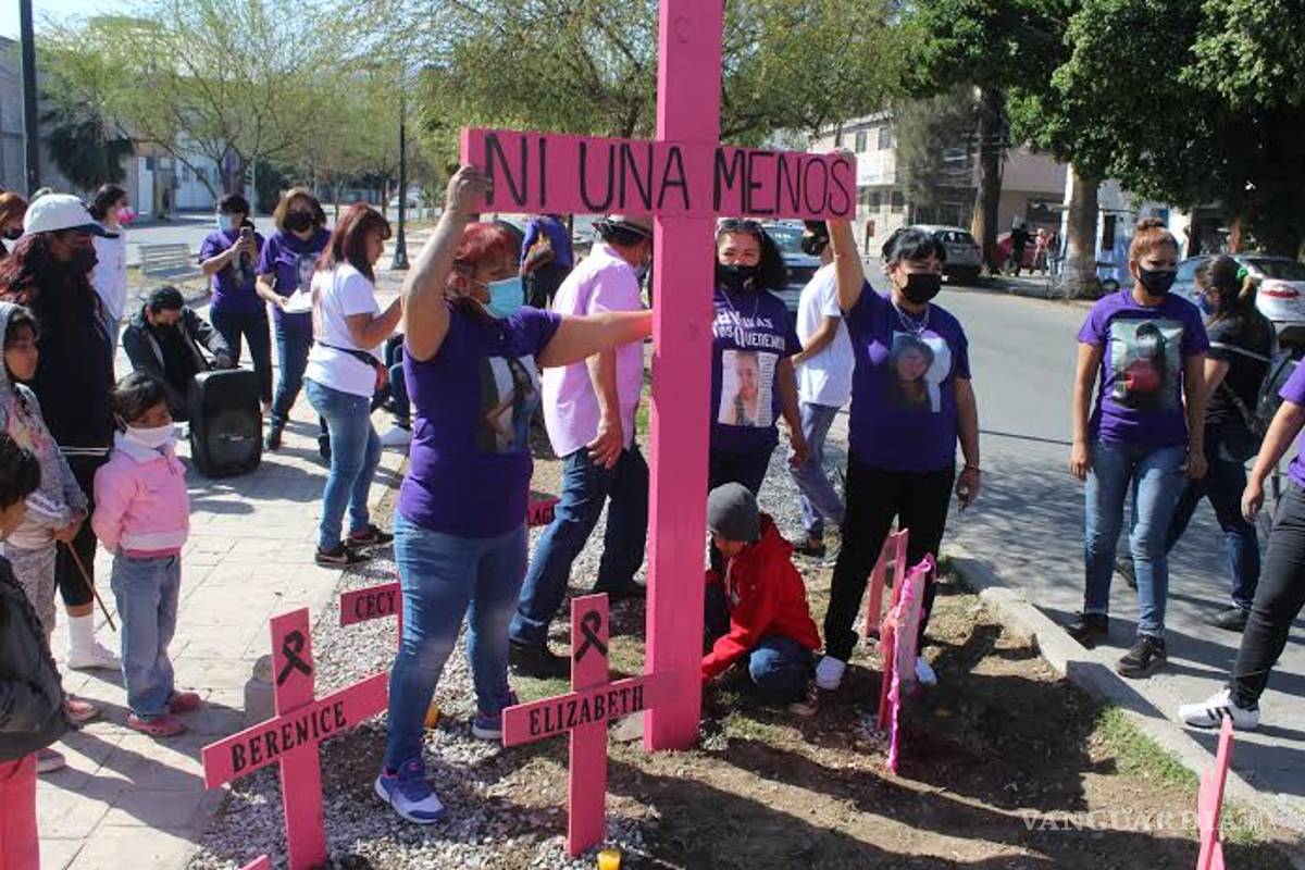 $!Madres Poderosas coloca anti monumento en Torreón: cruces con nombres de sus hijas asesinadas