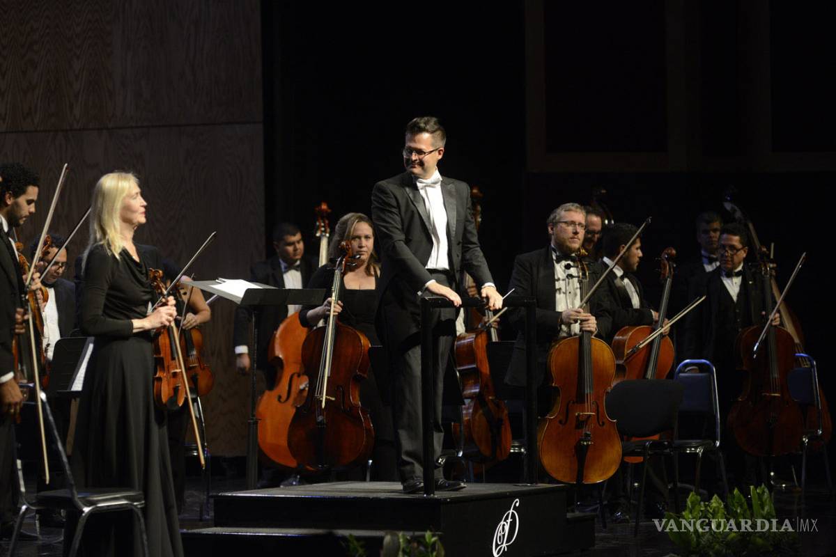 La Orquesta Filarmónica del Desierto de Coahuila recibe reconocimiento durante segundo concierto