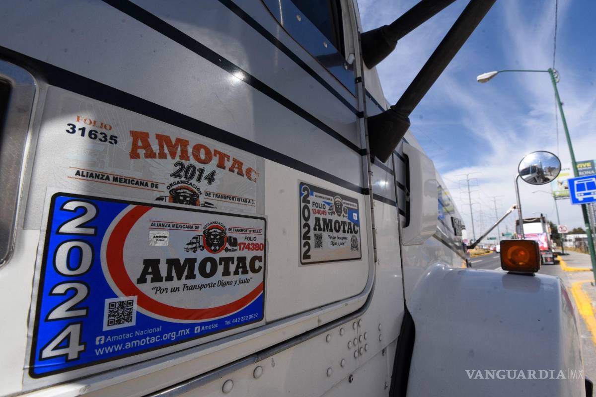 Liberan carreteras y autopistas bloqueadas por paro nacional de transportistas