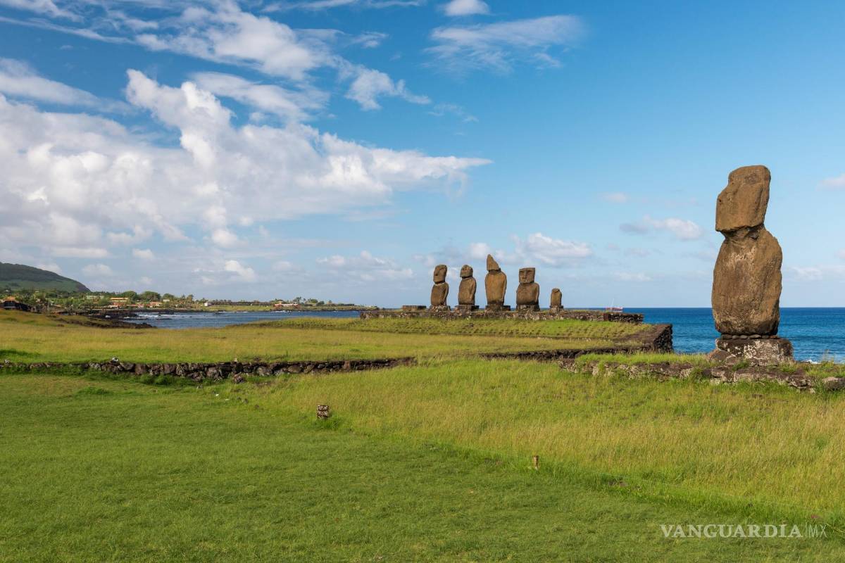 $!Fila de 'moais' en la Isla de Pascua.