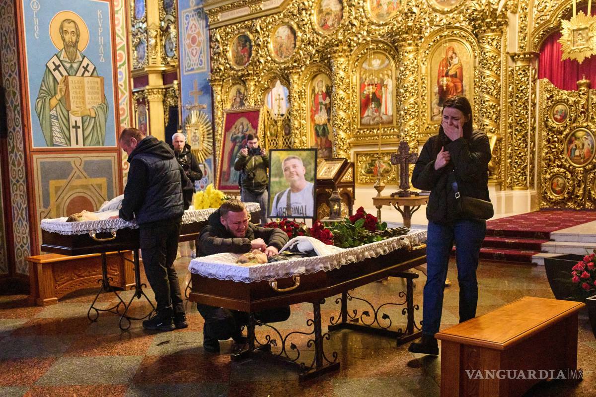 Despiden en Kiev a los periodistas Olena Gubanova y Yevgeny Karmazin que murieron en ataque ruso con dron